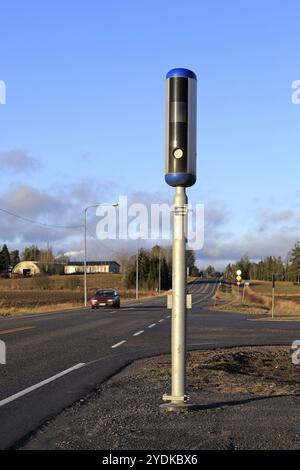 Neue Radarkamera und ein Auto, das an einem sonnigen Wintertag aus entgegengesetzter Richtung fährt Stockfoto