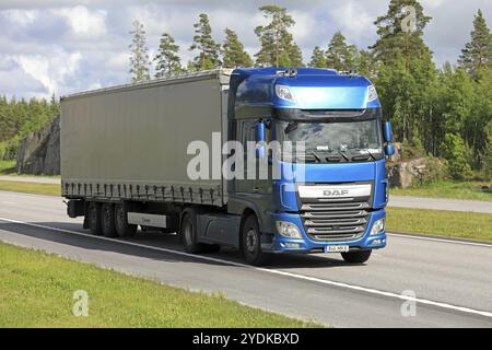 PAIMIO, FINNLAND, 25. JUNI 2017: Blauer DAF XF-Auflieger transportiert Waren an einem schönen Sommertag auf der Autobahn Stockfoto