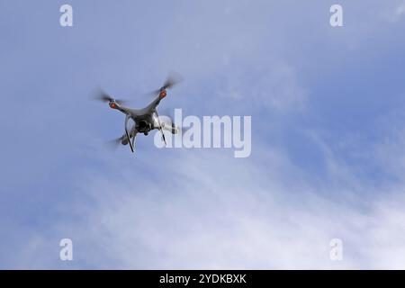 LAUKAA, FINNLAND, 19. MAI 2017: DJI Phantom Quadrocopter Drohne gegen Himmel in Laukaa, Finnland während der Scania-Ausstellung Stockfoto