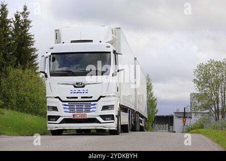 Weißer, neuer MAN TGX 26,510 Lkw vor einem Kühlanhänger auf Asphaltplatz. Salo, Finnland. Mai 2022 Stockfoto