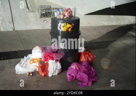 05.01.2020, Singapur, Republik Singapur, Asien, Müll- und Plastiktüten verstreut um einen vollen Mülltonne im Stadtzentrum, Asien Stockfoto