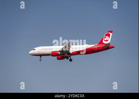 31/07/2022, Berlin, Deutschland, Europa, Ein Sundair Airbus A320-214 Passagierflugzeug in der alten Air Berlin Lackierung mit der Zulassung D-ASGK Approachin Stockfoto