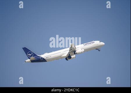 13.05.2024, Berlin, Deutschland, Europa, Ein Passagierflugzeug der Lufthansa Airbus A321-231 mit der Registrierung D-AISK, das von Berlin Brandenburg Ai startet Stockfoto