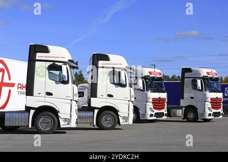 NAANTALI, FINNLAND, 16. SEPTEMBER 2016: Flotte neuer Mercedes-Benz Actros-Lastkraftwagen vor blauem Himmel auf dem Open Doors Event von Ahola Tra Stockfoto