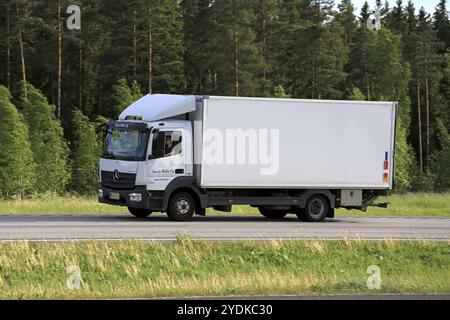 PAIMIO, FINNLAND, 3. JUNI 2016: Der weiße Mercedes-Benz Atego-Lieferwagen transportiert an einem Sommerabend Güter auf der Autobahn Stockfoto