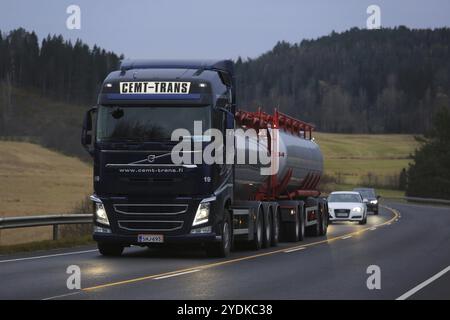 SALO, FINNLAND, 22. OKTOBER 2016: Der dunkelblaue Tankwagen Volvo FH von CEMT-Trans fährt am späten Abend auf der Autobahn in Südfinnland bergauf Stockfoto