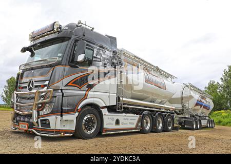 LOVIISA, FINNLAND, 1. JULI 2017: Mercedes-Benz Actros Uniq Konzept von Kuljetus Auvinen auf dem Riverside Truck Meeting, Finnland, Europa Stockfoto