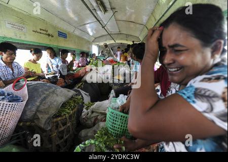 02.09.2013, Yangon, Republik Myanmar, Asien, Passagiere sitzen zwischen ihren Gütern in einem Zugabteil der Rundbahn. Der Standort Stockfoto