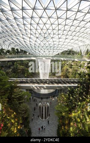 18.04.2019, Singapur, Republik Singapur, Asien, Blick auf das Waldtal mit Wasserfall im neuen Jewel Terminal am Changi International Airport Stockfoto