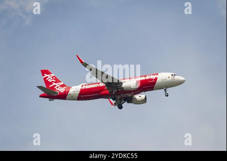 15.07.2023, Singapur, Republik Singapur, Asien, ein Passagierflugzeug AirAsia Malaysia Airbus A320-200, Eintragungszeichen 9M-AGU, im Anflug nach Changi Stockfoto