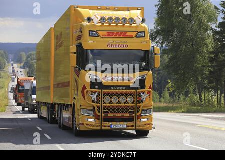 IKAALINEN, FINNLAND, 10. AUGUST 2017: Die nächste Generation Scania S580 von Jimmie Karlsson Transport ab für DHL nimmt an dem LKW-Konvoi Teil Stockfoto