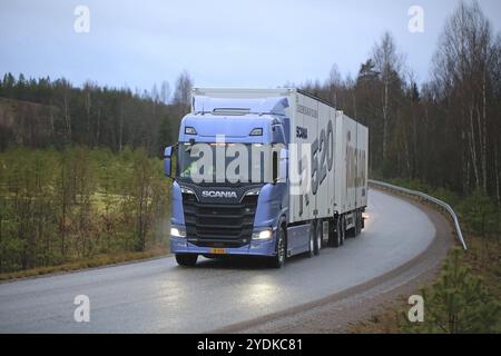 LOHJA, FINNLAND, 24. NOVEMBER 2016: Die neue Scania R520-Anhängerkombination der nächsten Generation an einem verregneten Tag im November auf der Straße. Scania Oy anwesend Stockfoto