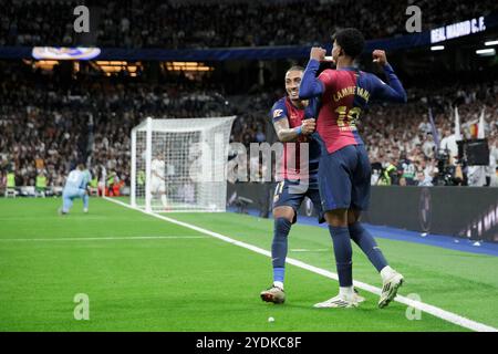 Madrid, Spanien. Oktober 2024. Lamine Yamal aus Barcelona feiert ein Tor beim Spiel der La Liga 2024/25 zwischen Real Madrid und FC Barcelona im Santiago Bernabeu Stadion. Endergebnis Real Madrid 0 vs. Barcelona 4 Credit: SOPA Images Limited/Alamy Live News Stockfoto