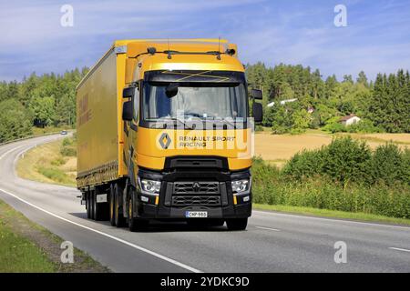 Renault Trucks T High Renault Sport Racing, Sirius gelb auf der Straße. Limitierte Auflage von 100 Fahrzeugen, davon 10 in Finnland. Salo, Finnland. August 22 Stockfoto