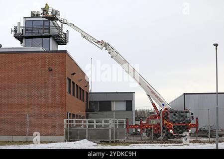 Salo, Finnland, 3. März 2019: Feuerwehrmann, der Volvo FE Feuerwehrfahrzeuge bedient, auf der Bronto F42RLX Skylift-Plattform in Salo, Finnland, Europa Stockfoto