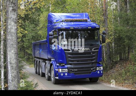 LAUKAA, FINNLAND, 22. SEPTEMBER 2017: Blauer Scania R730 Lkw für den Bau auf einer Probefahrt auf Forststraße während Scania Laukaa Tupaswilla Off-Road e Stockfoto