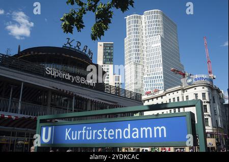 08.06.2019, Berlin, Deutschland, Europa, Eine Straßenszene mit U-Bahn-Station und Kranzler Eck am Kurfürstendamm in Berlin-Charlottenburg. Das obere W Stockfoto