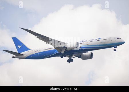 26.07.2023, Singapur, Republik Singapur, Asien, Passagierflugzeug der chinesischen Fluggesellschaft Xiamen Air vom Typ Boeing 787-9 Dreamliner mit Th Stockfoto