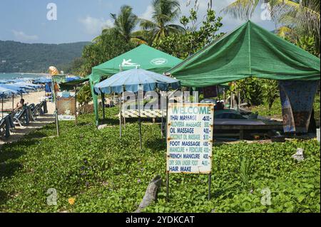 17.11.2019, Phuket, Thailand, Asien, Ein Schild, das Massagen in Zelten am Karon Beach, ein beliebtes Reiseziel für russische Touristen, Asien, anbietet Stockfoto