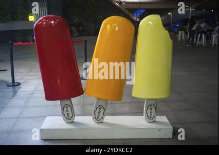 21.12.2017, Singapur, Republik Singapur, Asien, Frostbite-Marke Dummy Popsicle vor einem Eissalon in Marina Bay, Asien Stockfoto