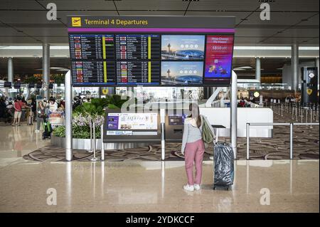 31.07.2023, Singapur, Republik Singapur, Asien, ein Flugreisender steht vor Bildschirmen mit Abfluginformationen in der Abflughalle von Te Stockfoto