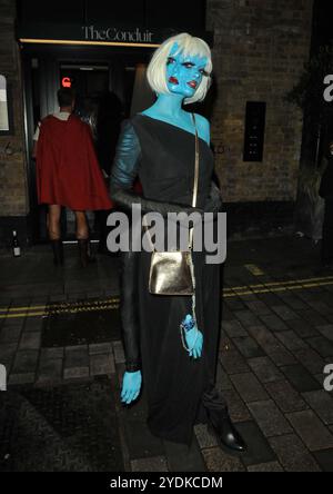 London, Großbritannien. Oktober 2024. Charli Fisher auf der Hallowzeem jährlichen Halloween-Geburtstagsparty The Conduit, Langley Street, am Freitag, den 25. Oktober 2024 in London, England, Großbritannien. CAP/CAN © CAN/Capital Pictures Credit: Capital Pictures/Alamy Live News Stockfoto