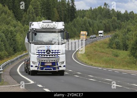 JALASJARVI, FINNLAND, 14. AUGUST 2016: Tankwagen Mercedes-Benz Arocs 3258L und Scania R164 von Kuljetus Auvinen fahren auf der malerischen Straße von der Fahrt zurück Stockfoto