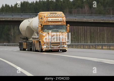 SALO, FINNLAND, 18. NOVEMBER 2016: Supertankwagen Scania R164 der Autobahn Kuljetus Auvinen Oy in Salo an einem regnerischen Nachmittag Stockfoto