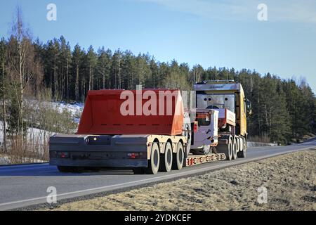 Salo, Finnland, 1. März 2019: Volvo FH Truck von Silvasti transportiert Sandvik LH209L Untertage-Lader oder Linkslenkung auf einem Anhänger auf der Autobahn im Frühjahr, Rückansicht, EU Stockfoto