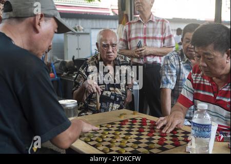 19.11.2017, Singapur, Republik Singapur, Asien, ältere Männer sehen auf dem Kreta-Ayer-Platz in Chinatow ein chinesisches Schachspiel, auch als Xiangqi bekannt Stockfoto
