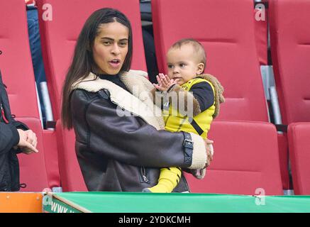 nico-schlotterbeck-bvb-4-ehefrau-sabrina-und-baby-im-spiel-fc-augsburg