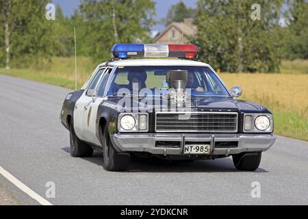 SOMERO, FINNLAND, 6. AUGUST 2016: Ein maßgeschneidertes und modifiziertes American Plymouth Police Car nimmt an der 90 km langen Fahrt nach Maisemaruise 2016 Teil Stockfoto