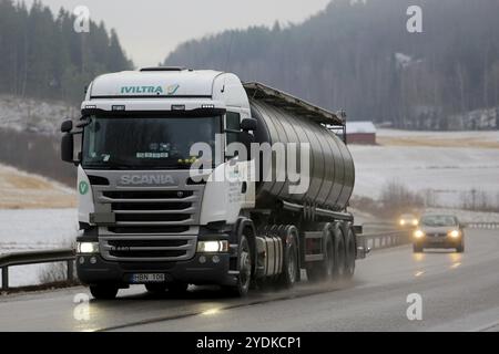 SALO, FINNLAND, 16. DEZEMBER 2016: Der White Scania R440 Sattelschlepper von Iviltra transportiert Güter auf nasser Asphaltstraße an einem nebeligen Wintertag Stockfoto