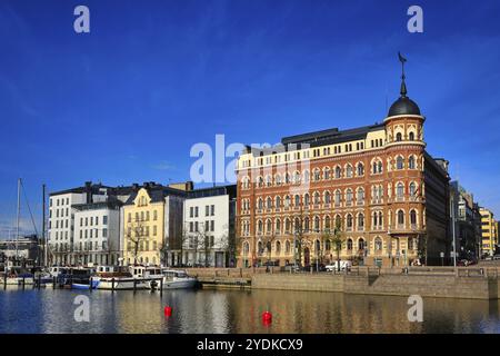 Pohjoisranta Damm an einem schönen Tag mit Jugendstil Standertskjoeld Gebäude, 1885, und verankerten Freizeitbooten. Helsinki, Finnland. Mai 2020 Stockfoto