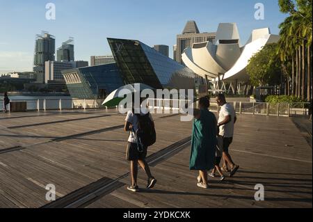 06.05.2019, Singapur, Republik Singapur, Asien, Touristen an der Uferpromenade in Marina Bay mit dem Louis Vuitton Island Maison Pavilion und The Art Stockfoto