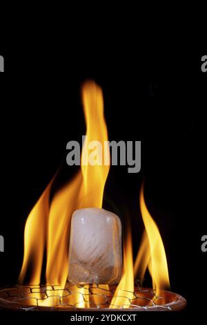 Eiswürfel brennen im Feuer isoliert auf schwarzem Hintergrund mit Kopierraum Stockfoto