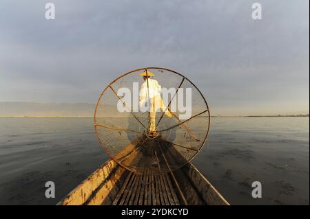 05.03.2014, Nyaung Shwe, Staat Shan, Myanmar, Asien, ein einbeiniger Ruderer paddelt früh am Morgen am Nordufer des Inle Lake entlang. Der See ist Stockfoto