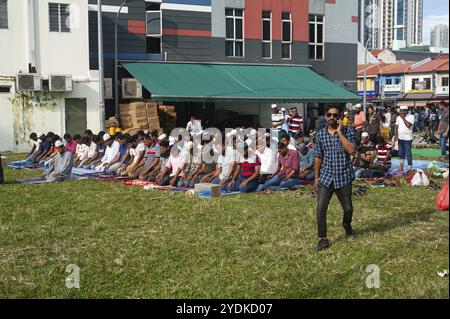 02.06.2019, Singapur, Republik Singapur, Asien, muslimische Männer beten auf einem Rasen in Little India während des Ramadan, Asien Stockfoto