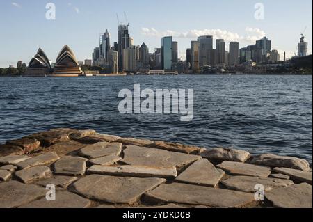 22.09.2019, Sydney, New South Wales, Australien, Blick vom Ufer in Kirribilli auf die Skyline des Geschäftsviertels und das Sydney Opera House, Stockfoto