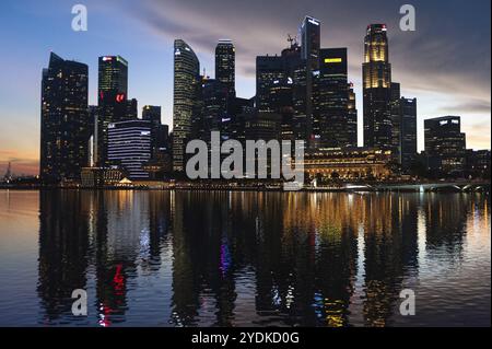 02.12.2020, Singapur, Republik Singapur, Asien, Blick über die Marina Bay zum beleuchteten Geschäftsviertel mit seinen modernen Wolkenkratzern am Abend Stockfoto