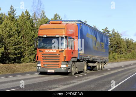 Orange Scania Truck von Tarmekal Oy zieht im Frühjahr LKW Walter Trailer in Richtung Hafen von Hanko entlang der Autobahn 25. Hanko, Finnland. Februar 2020 Stockfoto