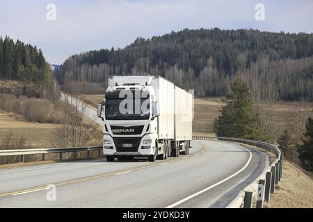 SALO, FINNLAND, 14. APRIL 2017: White MAN TGX D38 Cargo Truck transportiert im Frühjahr gut auf malerischen Straßen Stockfoto