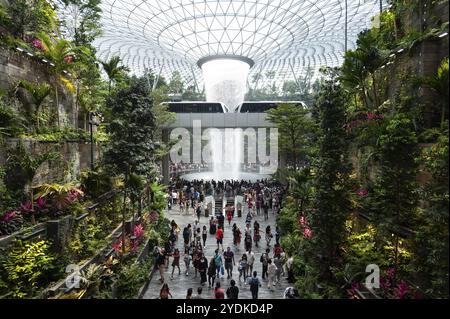 28.04.2019, Singapur, Republik Singapur, Asien, Blick auf das neue Jewel Terminal mit Wasserfall und Forest Valley am Changi International Airport. T Stockfoto