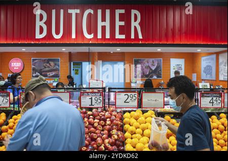 25.03.2020, Singapur, Republik Singapur, Asien, Ein Mann trägt beim Einkaufen in einem Supermarkt im Viertel Ang Mo Kio eine Maske, um sich zu schützen Stockfoto