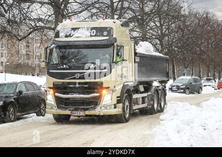 Der Volvo FM Kipper bringt den Schnee von den Straßen zu einer Schneemängelei in der Stadt, wenn der Schnee im Winter fällt. Helsinki, Finnland. Januar 2021 Stockfoto