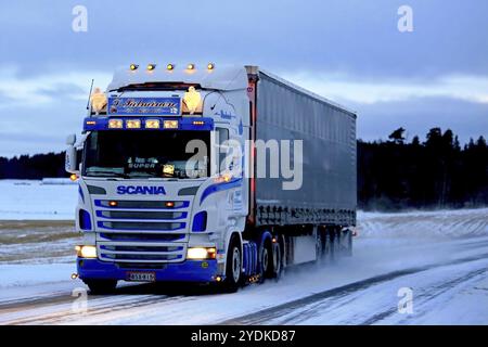 SALO, FINNLAND, 7. JANUAR 2017: Der maßgeschneiderte Auflieger Super Scania of T. Salminen Transport bewegt sich in der Abenddämmerung auf der verschneiten Autobahn im Süden von Finlan Stockfoto