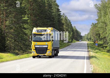 Der gelbe DAF XF Lkw-Auflieger liefert an einem sonnigen Sommermorgen Güter auf der Autobahn. Salo, Finnland. Juli 2023 Stockfoto