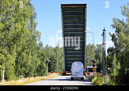 Erhöhte Hubbrücke mit einem Minibus, der am Stroemma-Kanal wartet. Der Stroemma-Kanal liegt an der Grenze der Gemeinden Kimitooen und Salo in Finnland Stockfoto