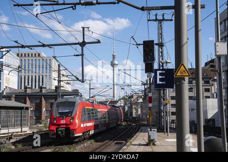 15.09.2023, Berlin, Deutschland, Europa, fährt Ein DB Regio-Zug (Regionalzug) am Bahnhof Friedrichstraße im Bezirk Mitte an. Das Berliner Televisio Stockfoto