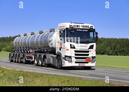 Weißer, neuer Scania R500 Lkw mit langem, mehrachsigem Tankanhänger von CEMT-Trans bei hoher Geschwindigkeit auf Highway 2 am Sommertag. Jokioinen, Finnland. Juni 2020 Stockfoto